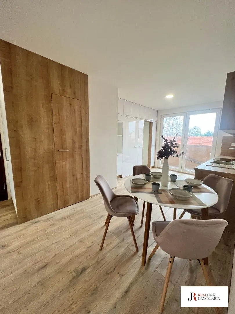 Novozrekonštruovaný zariadený 3 izbový byt v centre Komárna
