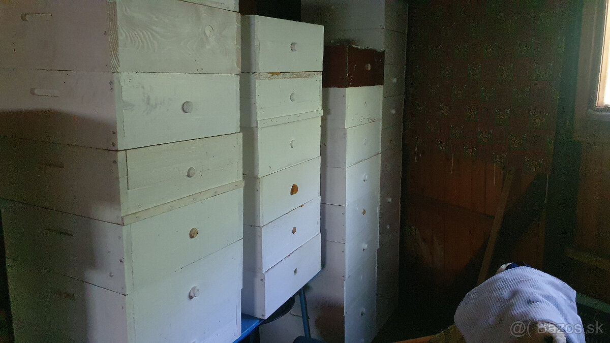 Zostávajúce včelárske vybavenie