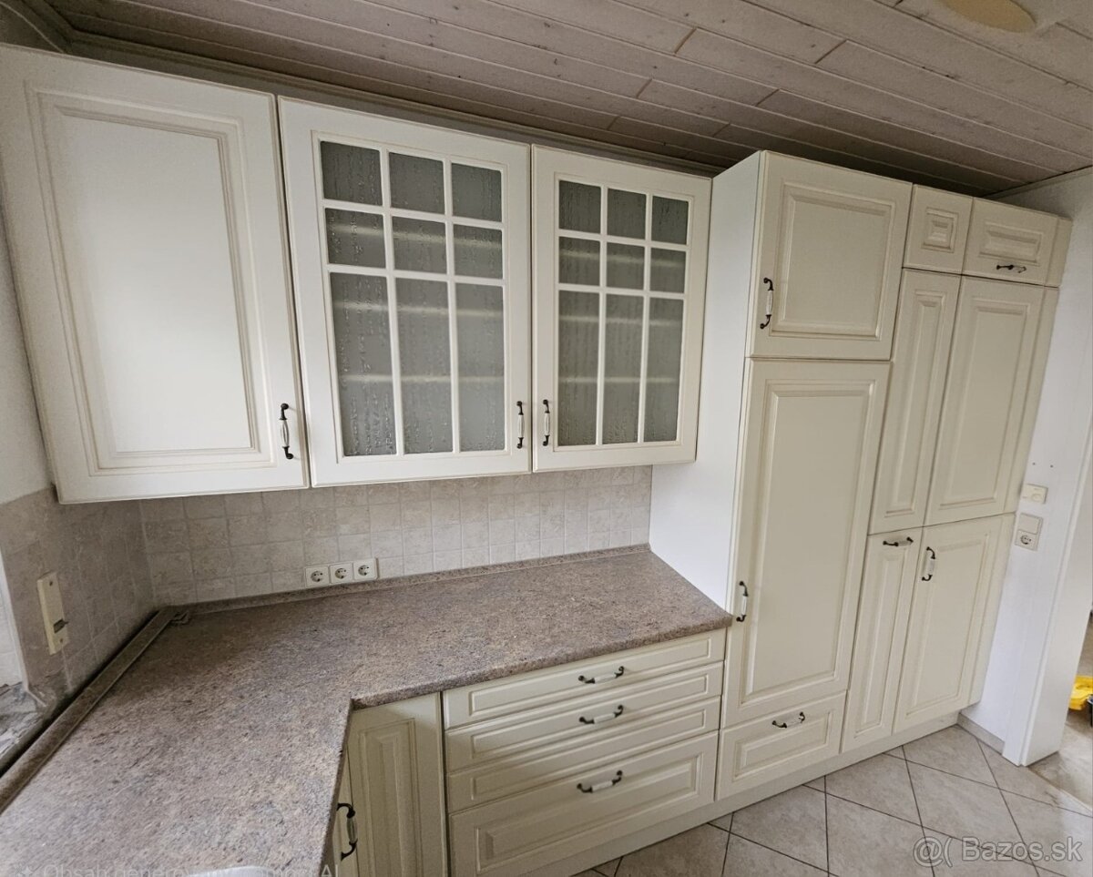 Moderná kuchynská linka so spotrebičmi