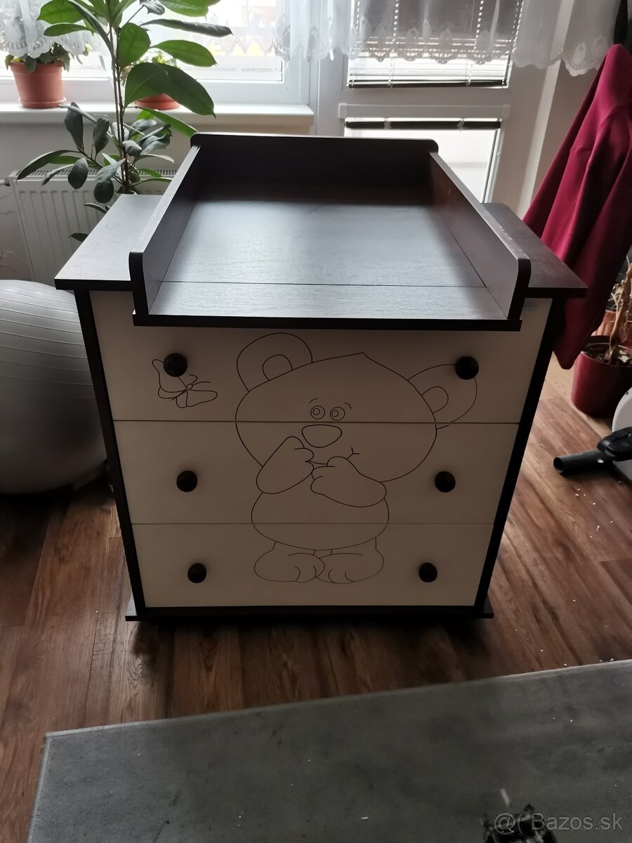 Skriňa a komoda s prebalovacím pultom