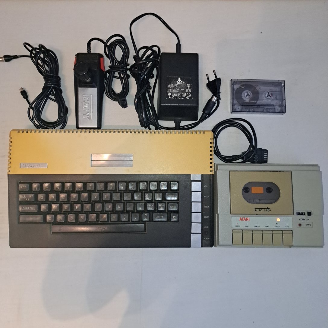 Atari 800XL + magnetofon XC12 zostava
