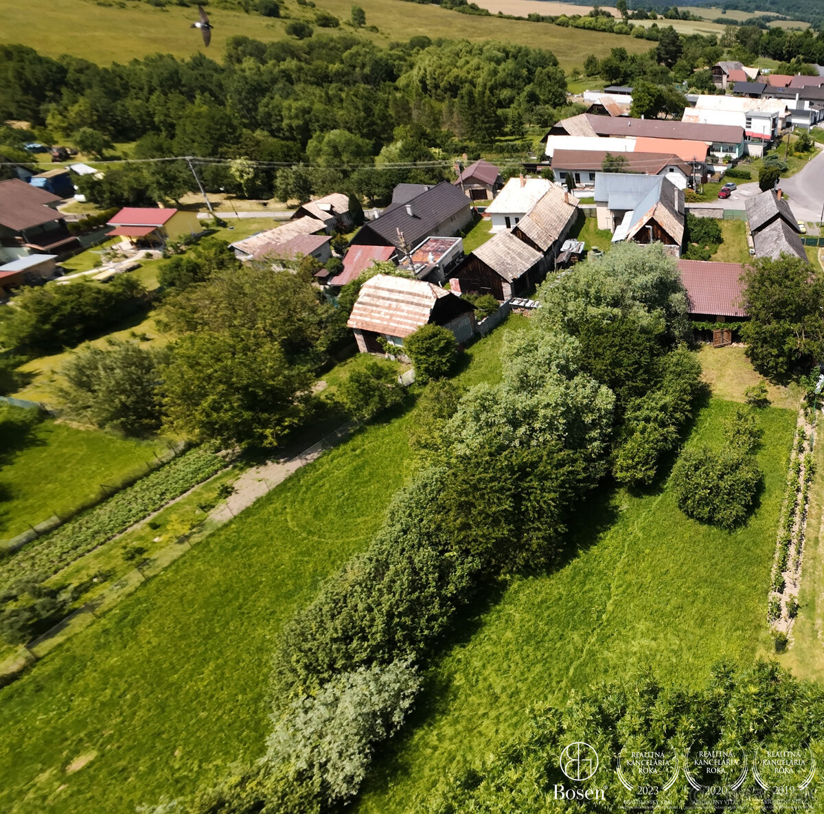 BOSEN | Rodinný dom s pozemok, humnom a potokom, Kosorín
