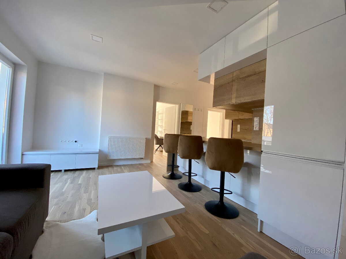 MH281-Na predaj luxusný 3izbový byt v Komárne