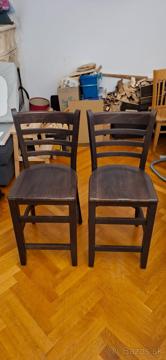 Dve barove stolicky z masivneho tmaveho dreva znacky TON