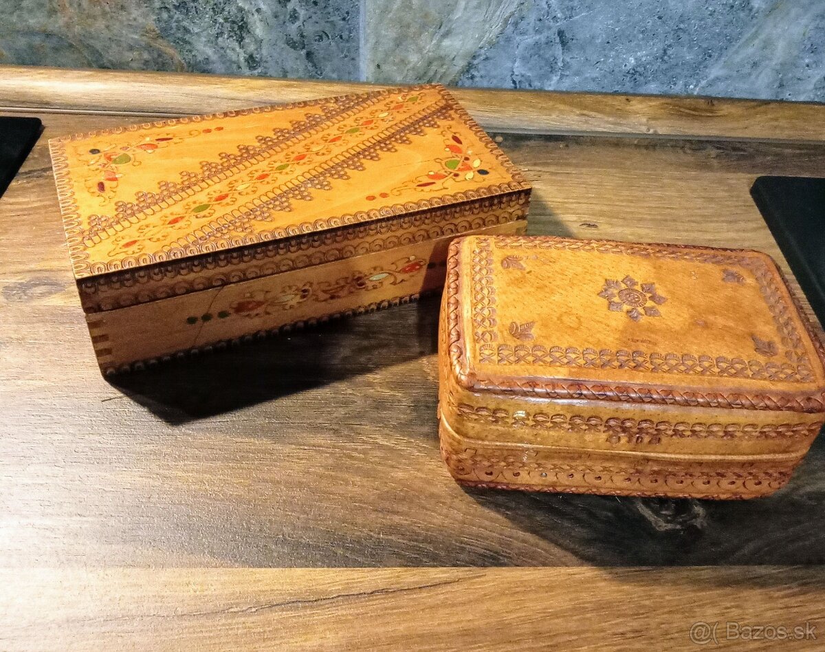 Predám starú drevenú a koženú krabicu na drobnosti