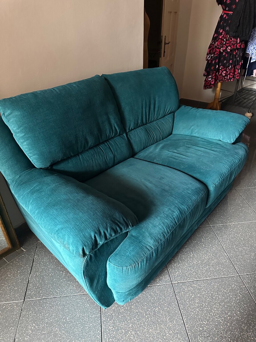 Štýlová dvojmiestna pohovka v modro-zelenej farbe