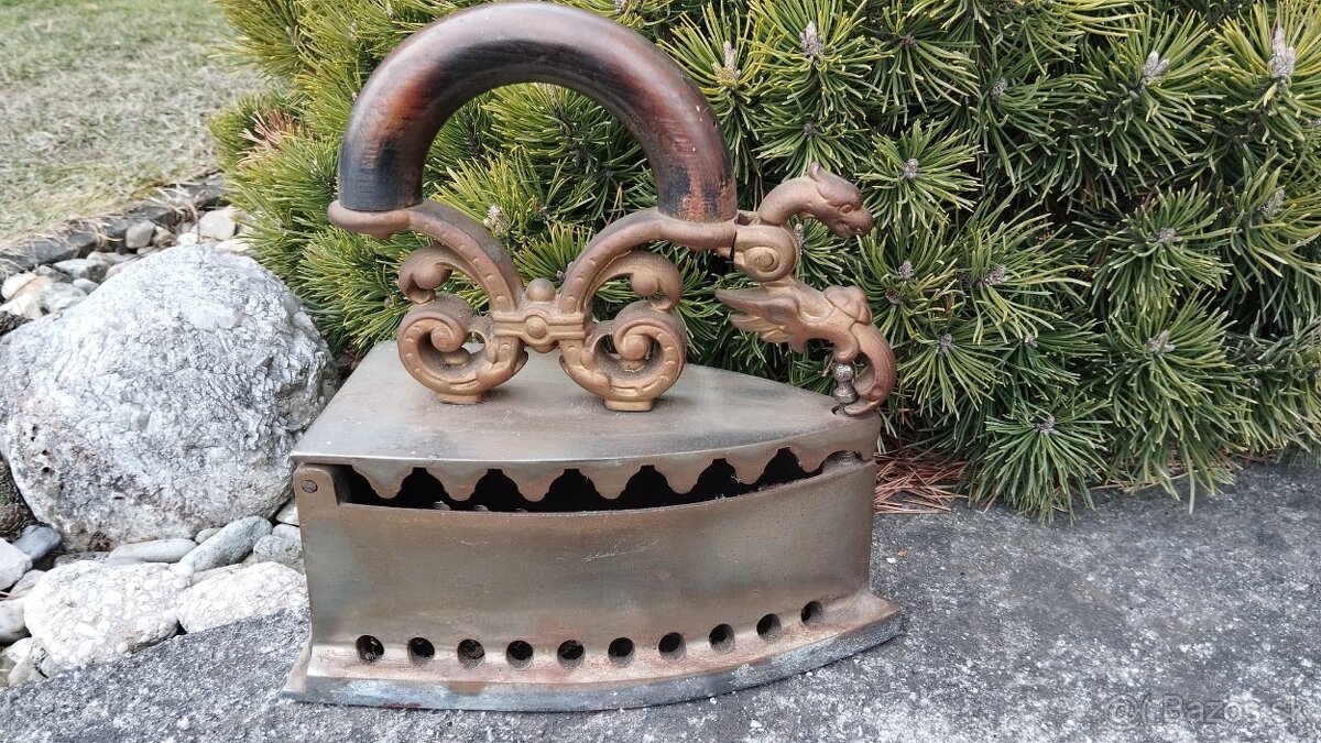 Stará atypická žehlička "Drak" do sbierky, dekorace.
