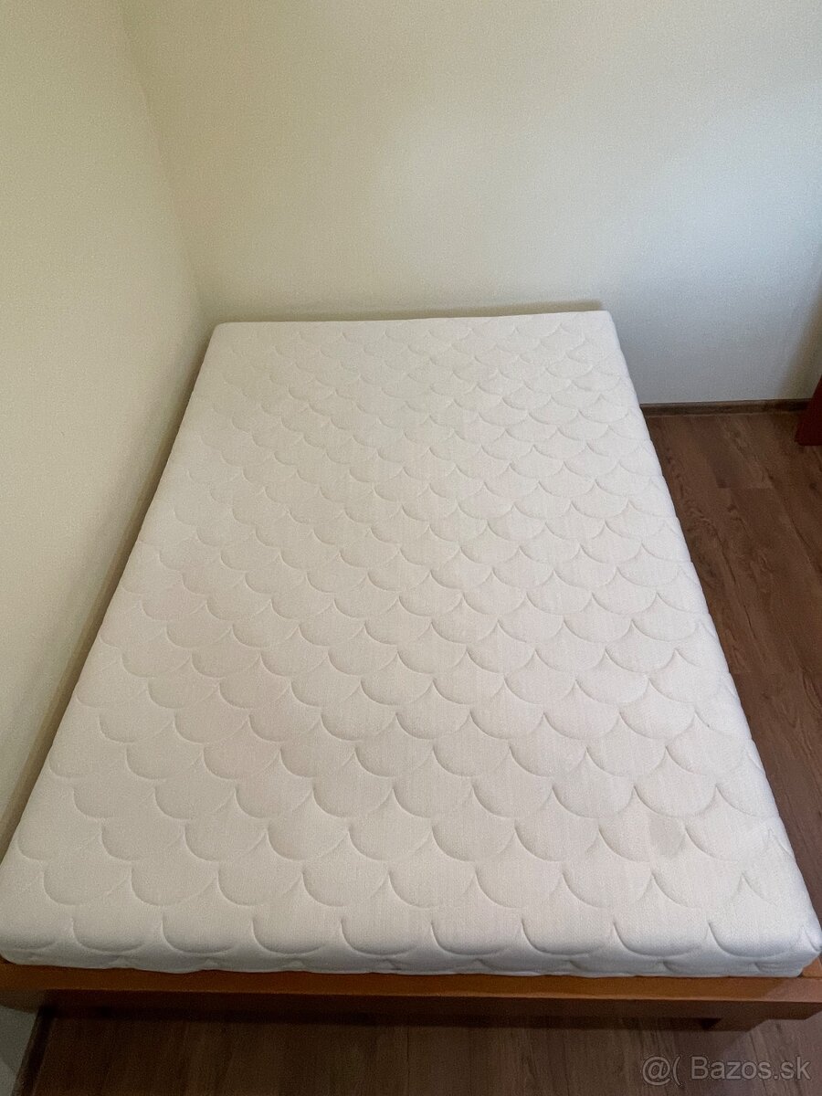 Masívna posteľ 140x200 + takmer nový matrac