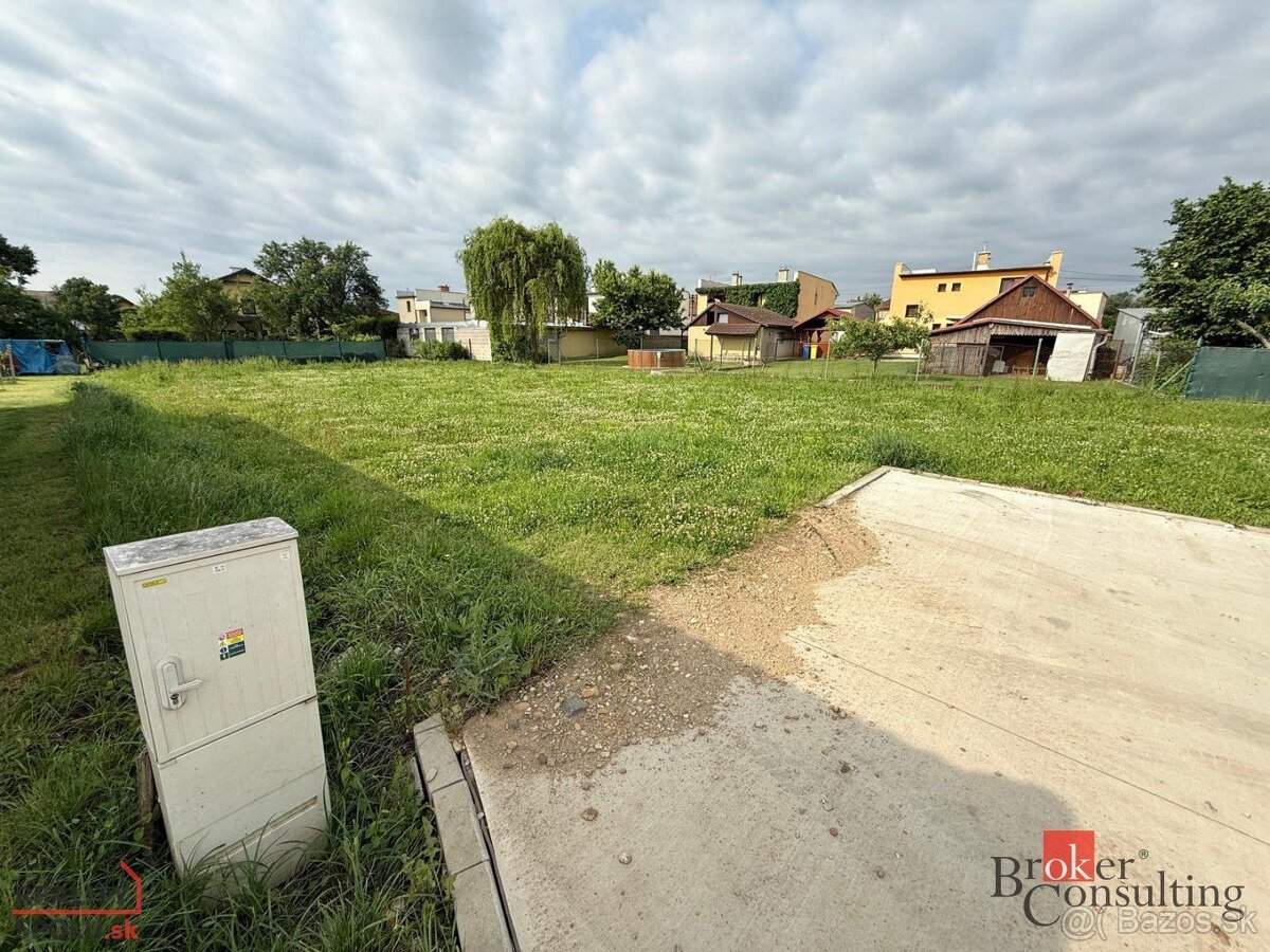 Na predaj krásny, veľký, rovinatý stavebný pozemok Hronsek,