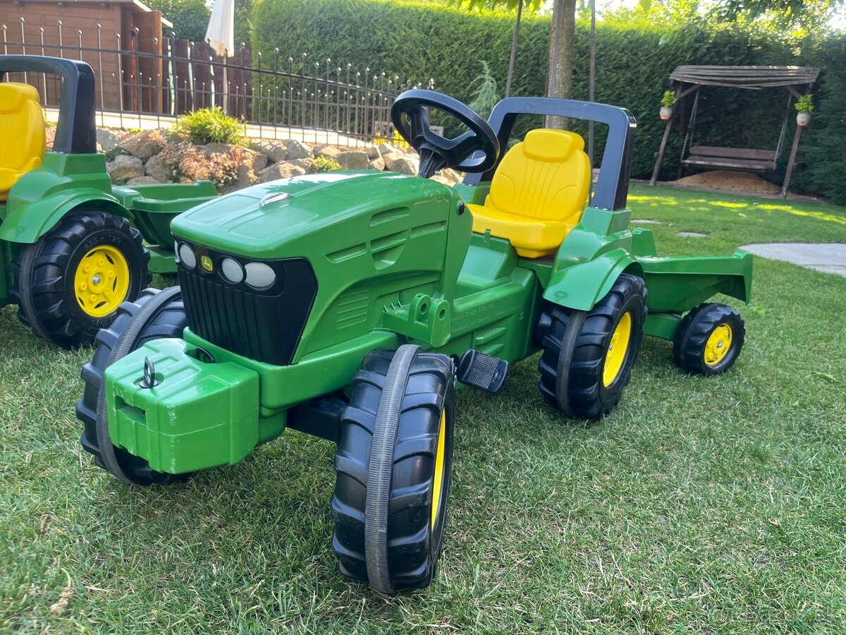 Šliapací traktor John Deere 7930