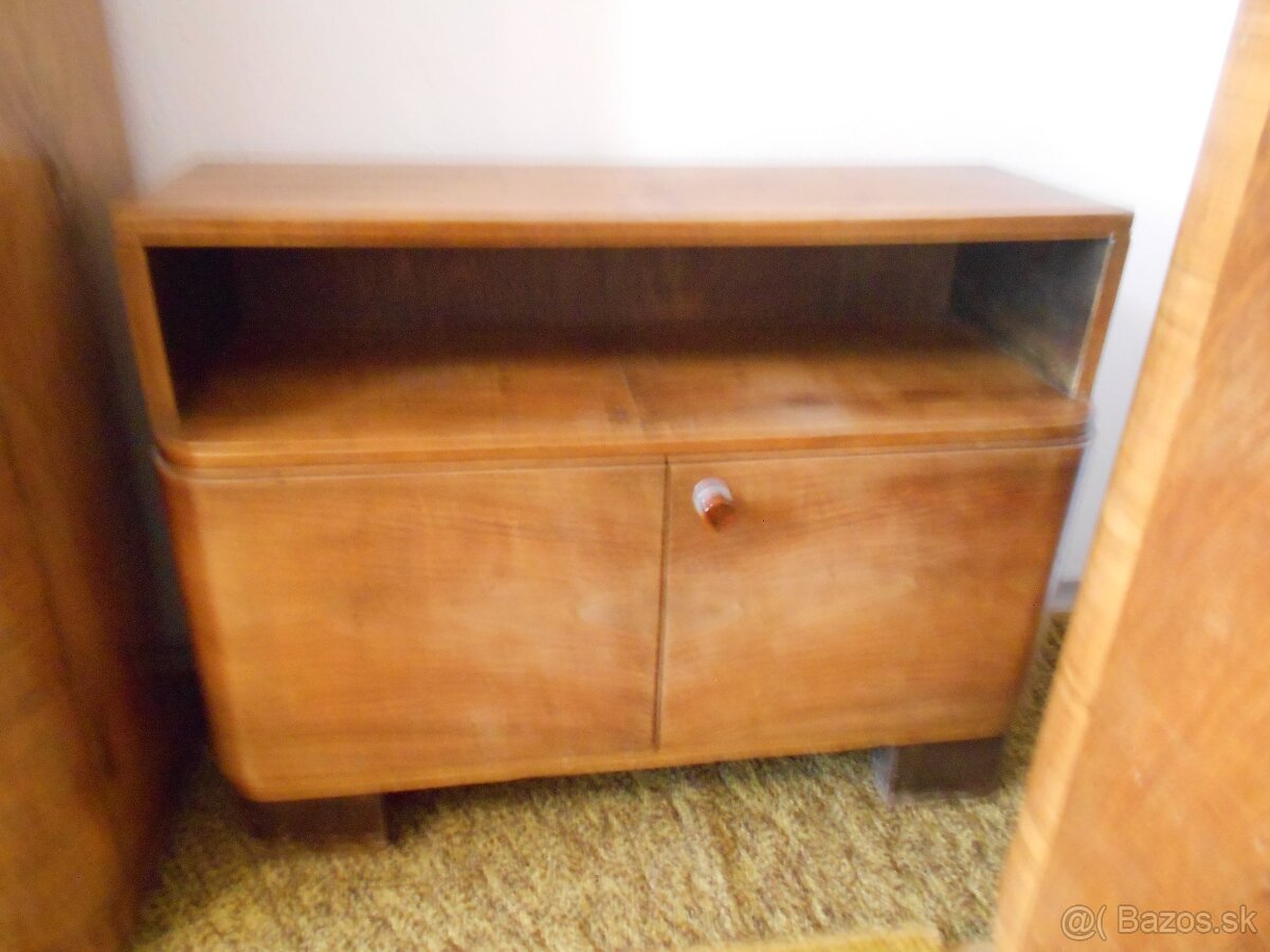 Komoda z masivneho dreva