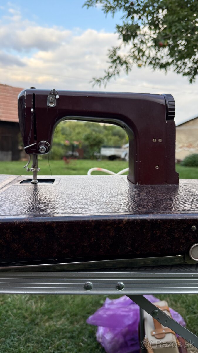 Vintage elektrický šijací stroj MEWA Freia