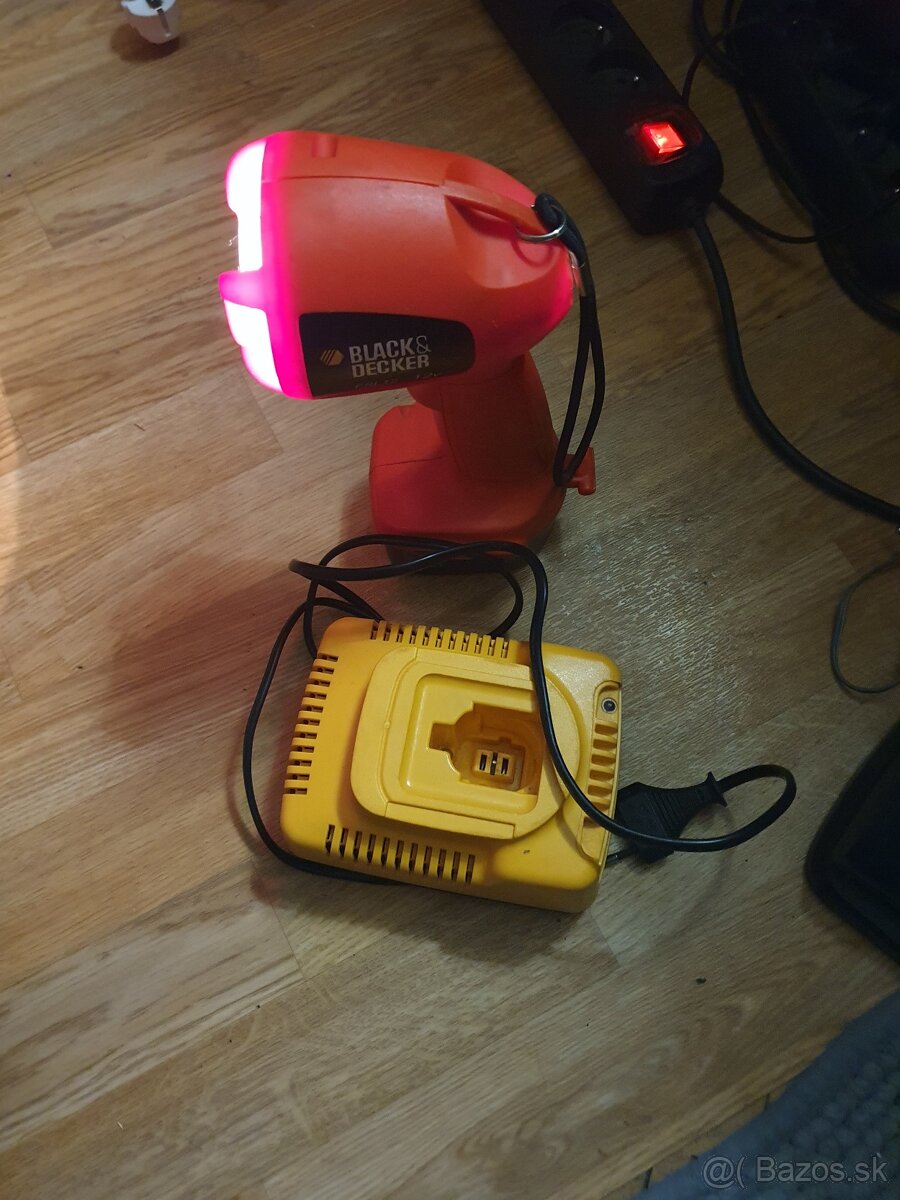 Predám aku svetlo black decker 12