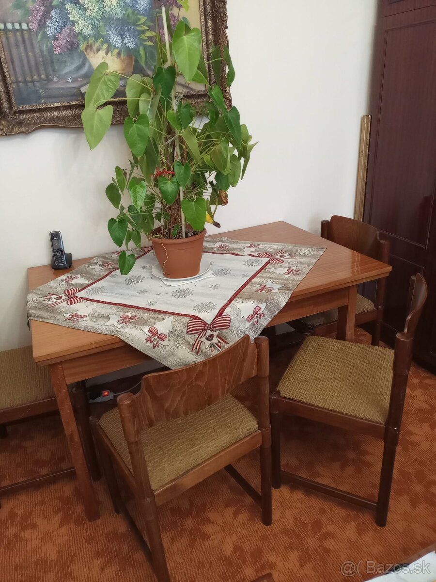 Jedálenský stôl a 4 stoličky