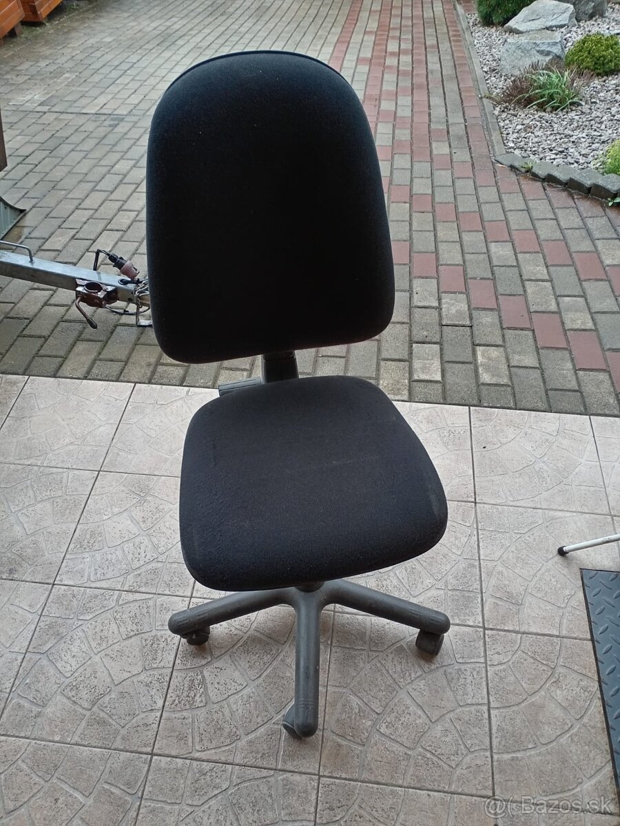 kancelárska stolička a nastaviteľné otočné stoličky