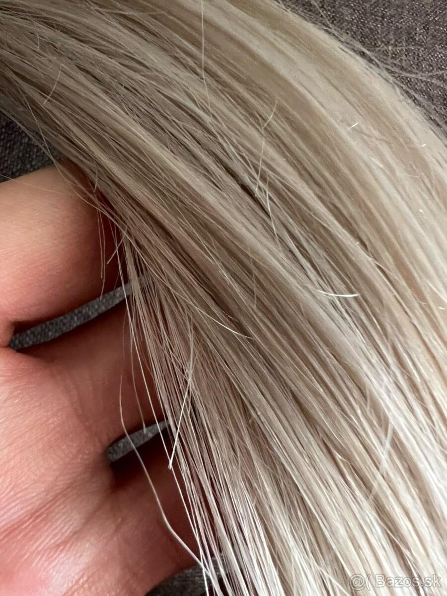 Blond vlasy na napájanie.