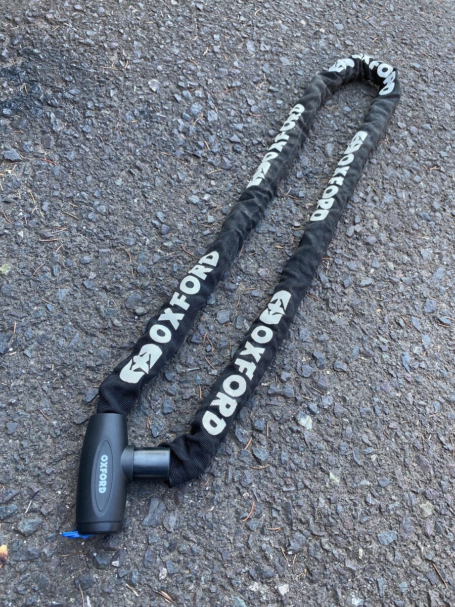 Oxford zámok na motorku