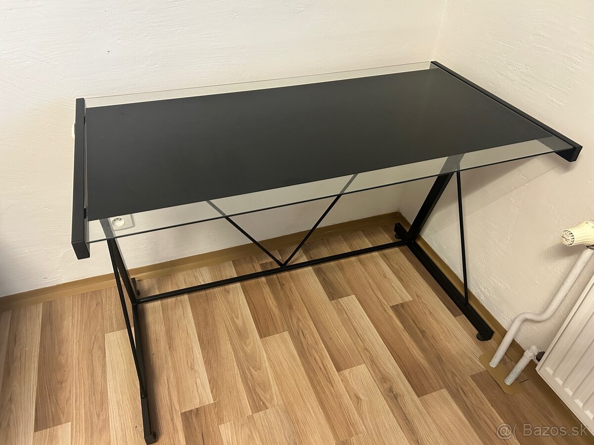 Čierny sklenený písací stôl