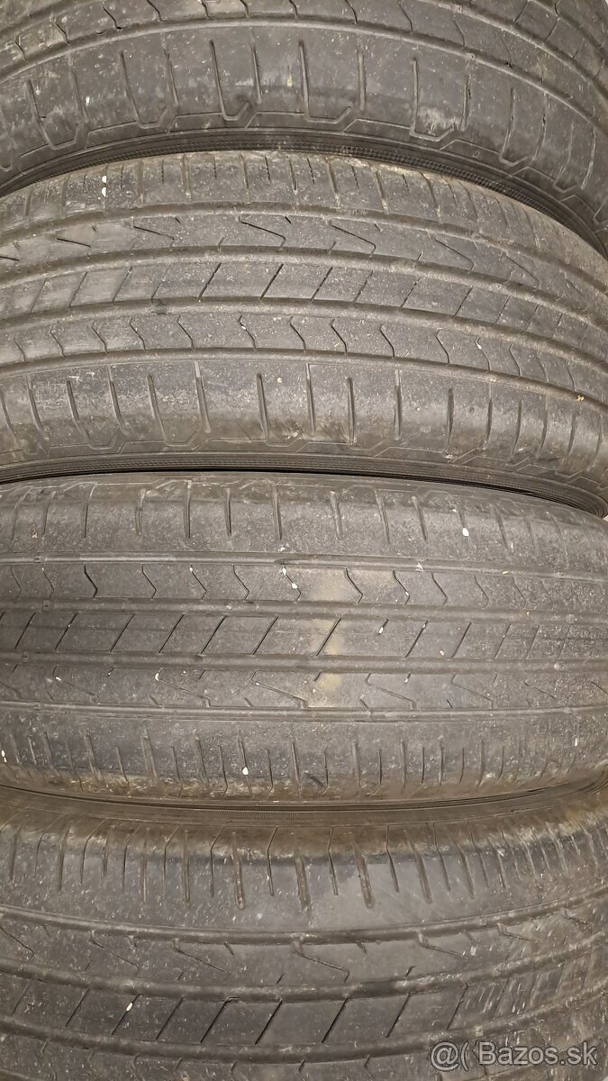 Predám 4ks jazdené letné 215/65r17-99V Hankook