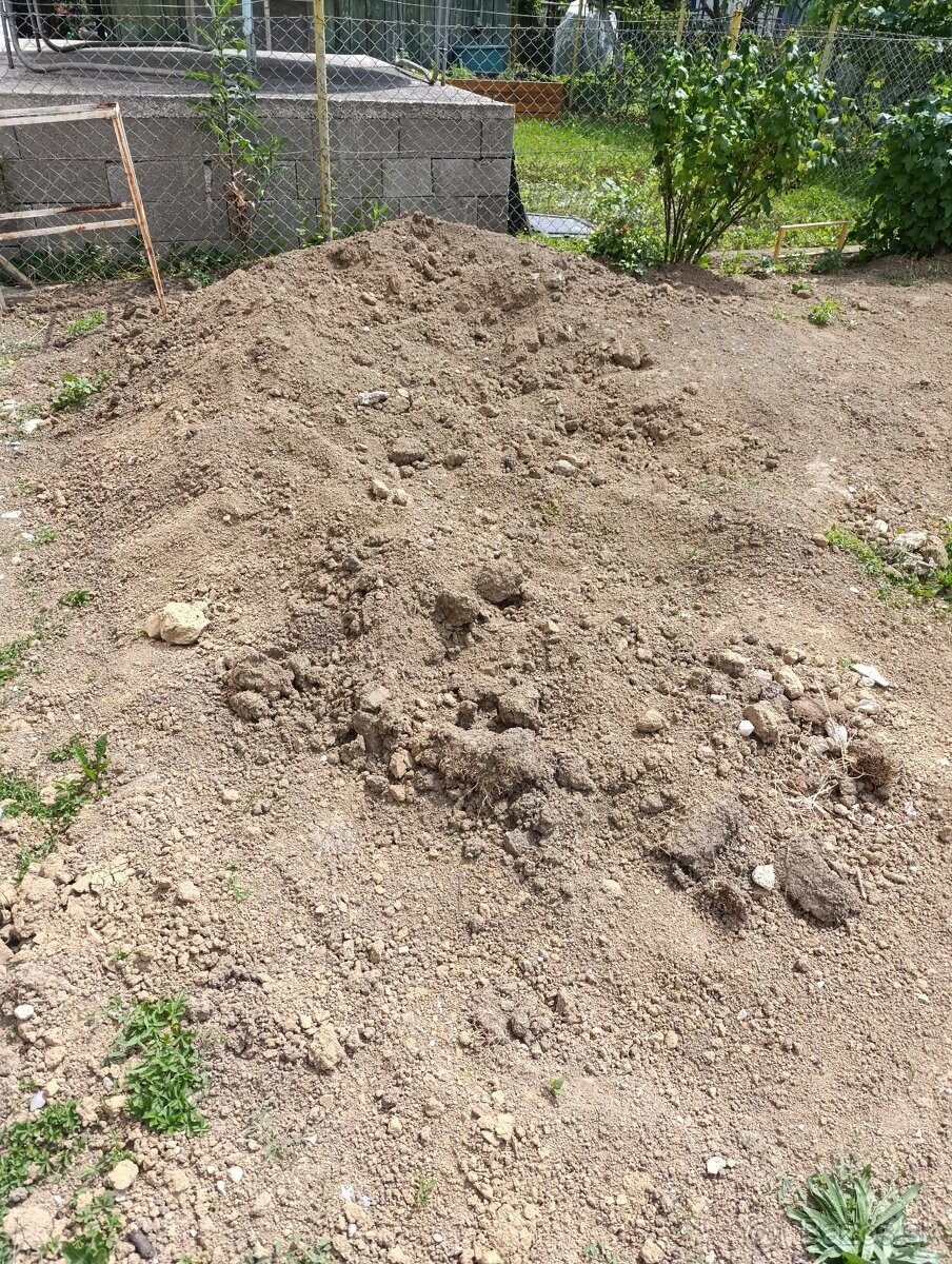 Darujem kôpku hliny