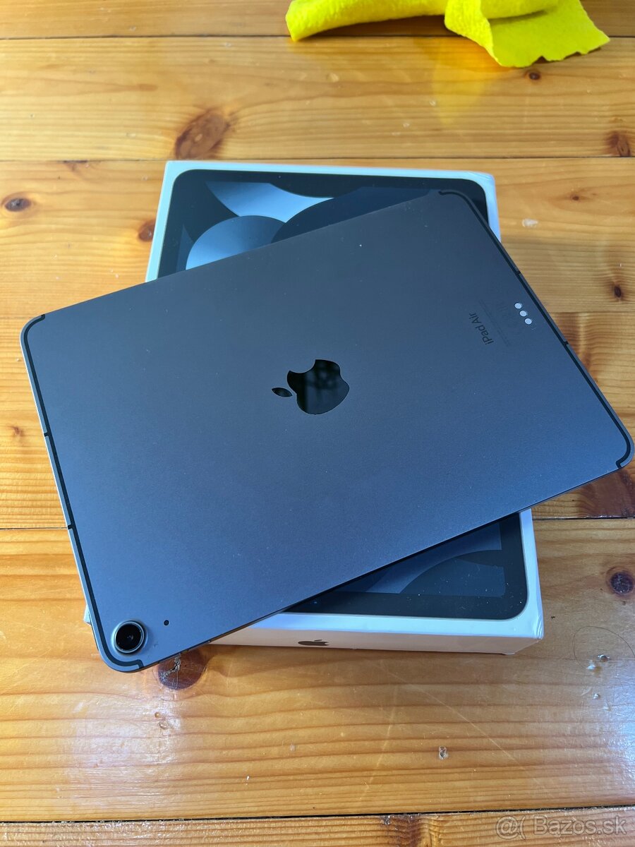 iPad Air 5. generácie (2022) – 256 GB, top stav + pero