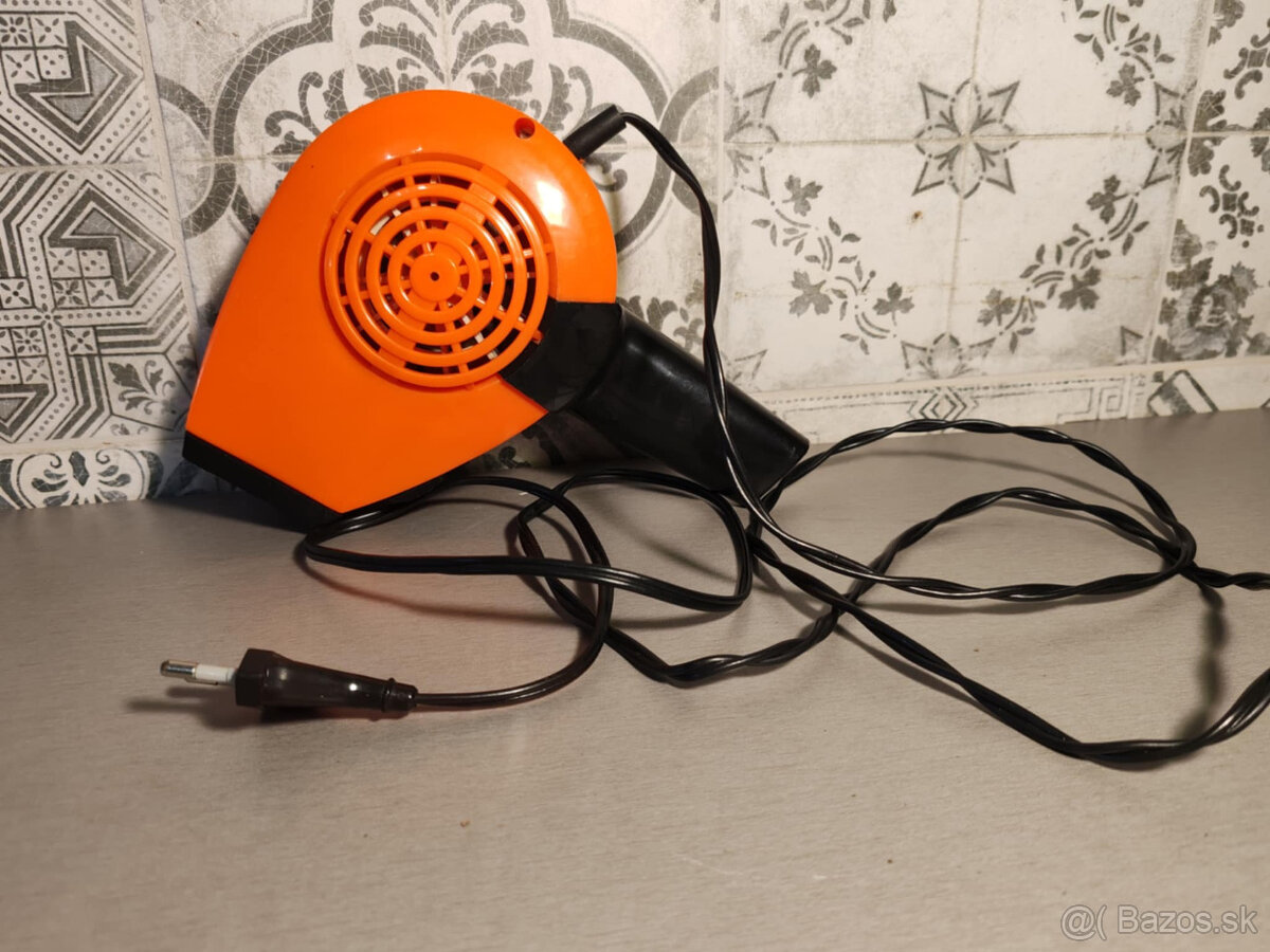 retro oranžový fén