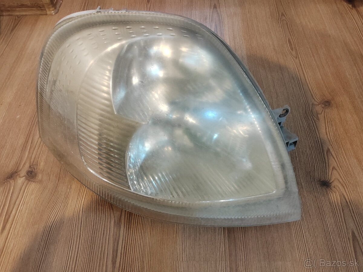 Renault Master predné svetlo