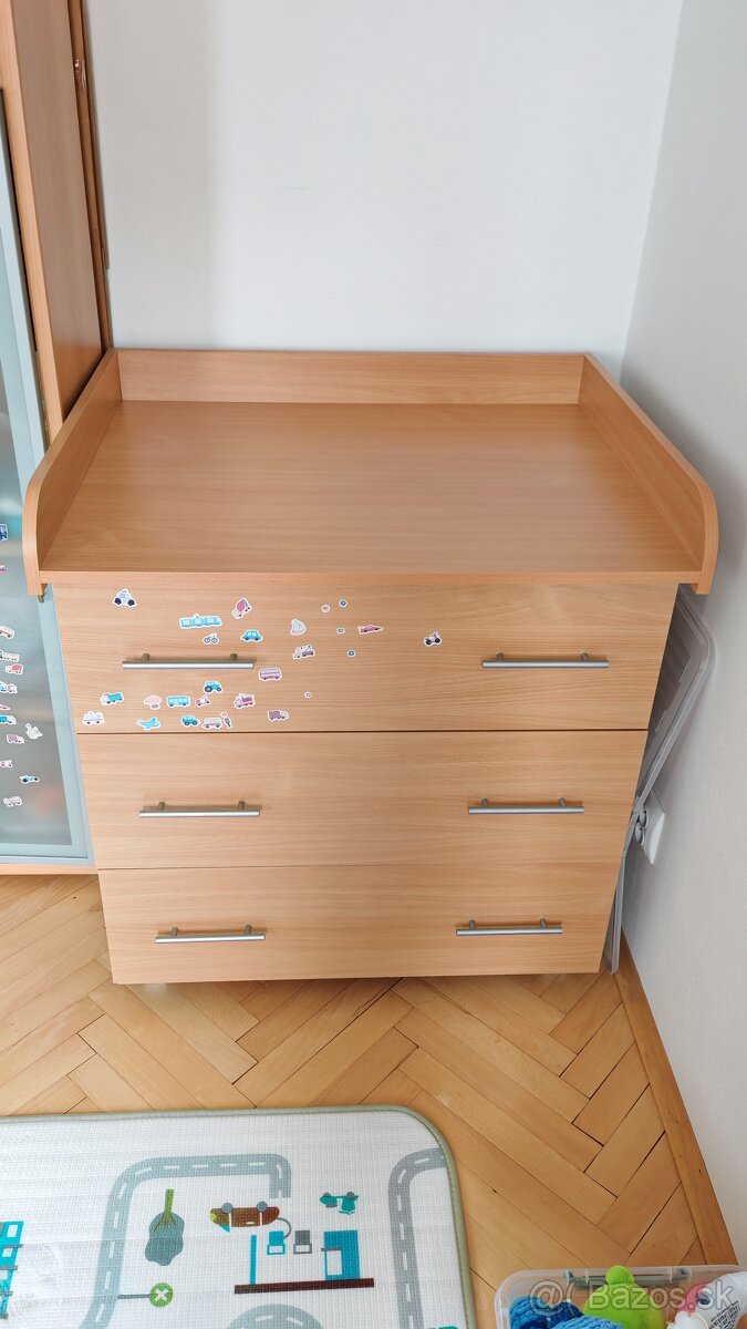 Komoda s prebalovacim pultom