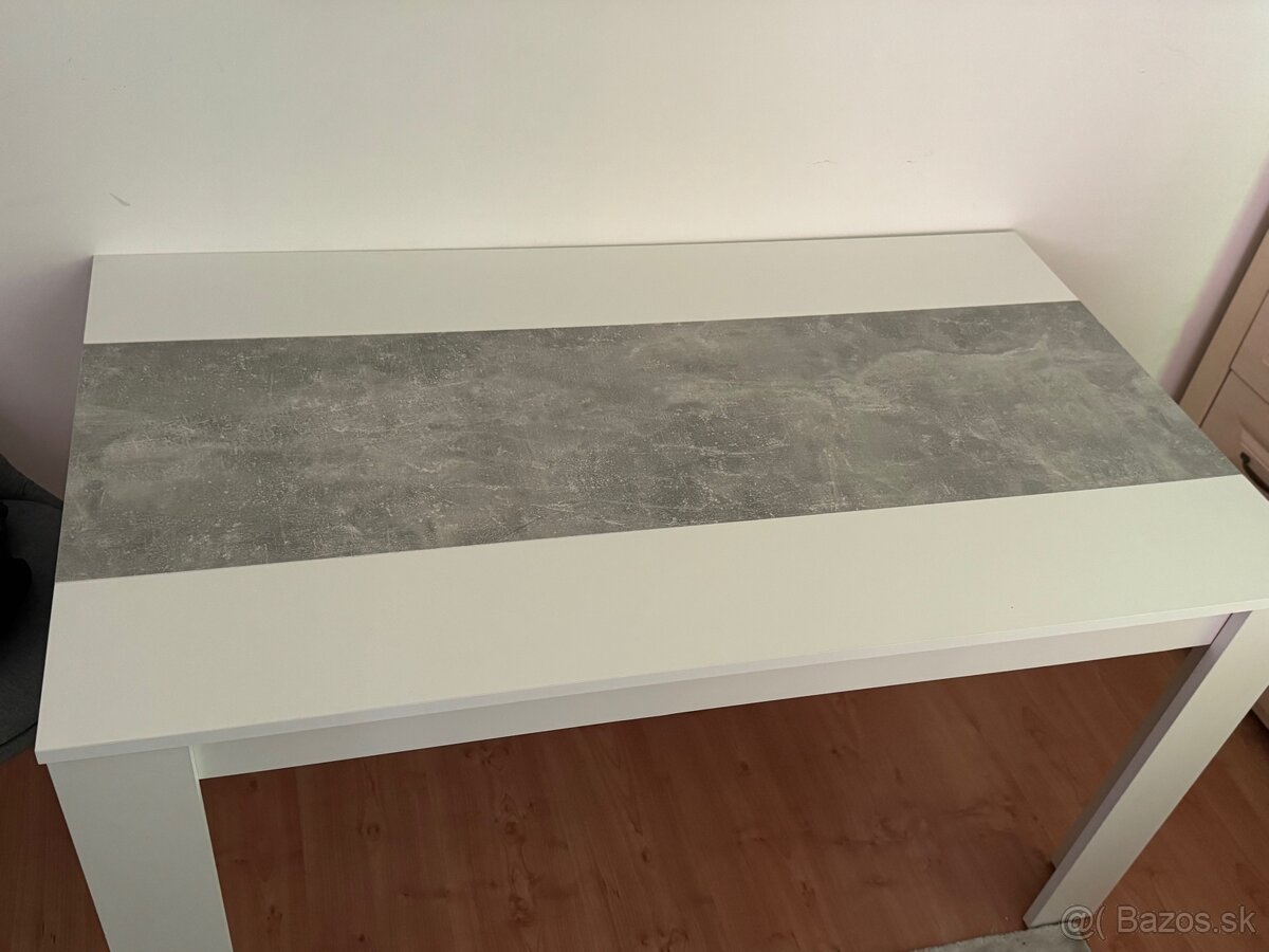 Stôl so 4stolickami