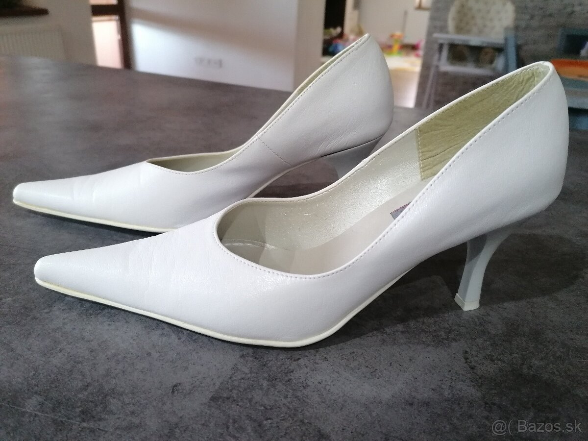 Biele svadobné topánky