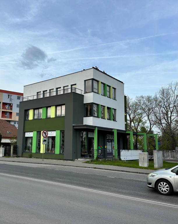 Priestranná kancelária s balkónom