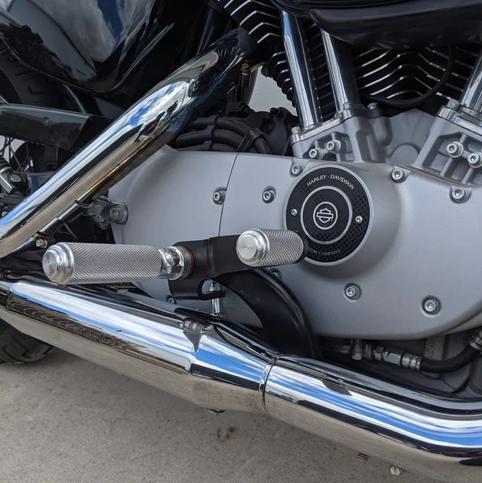 KÚPIM Mid Controls na Sportster 883 (r.v. 2005)