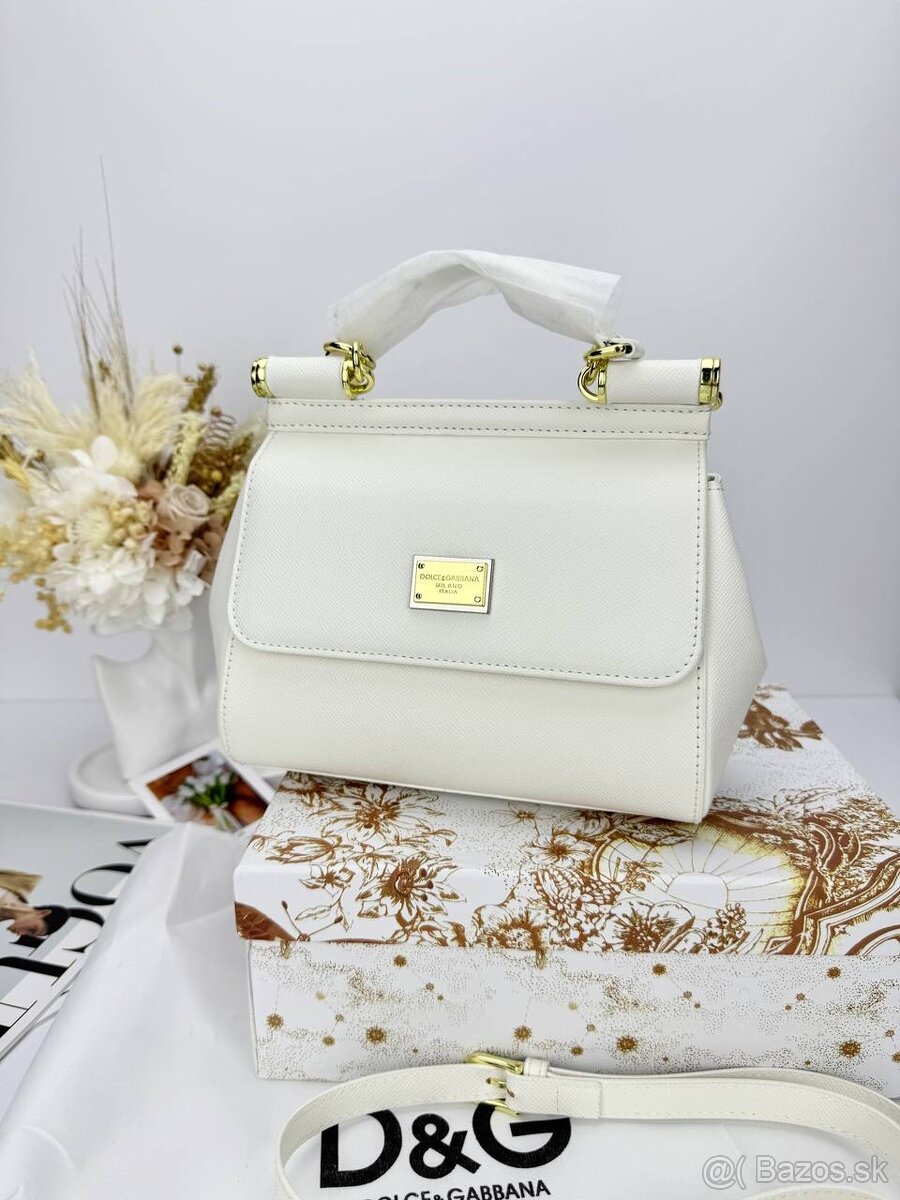 Luxusná biela kabelka so zlatými detailmi – elegantný štýl