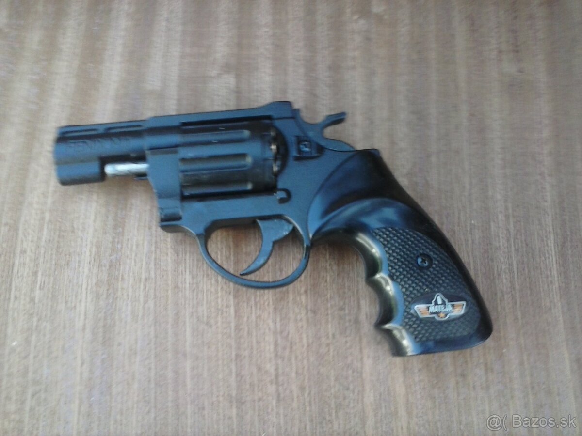 poplašný revolver