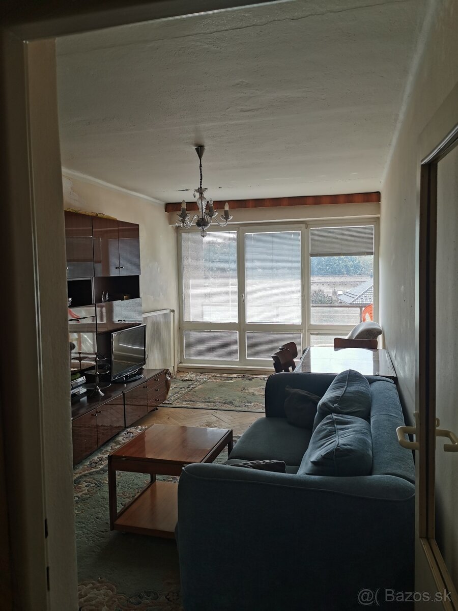 Predám 3 izbový byt v centre Veľkého Šariša