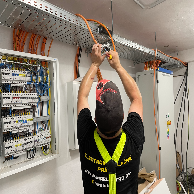 Elektroinštalačné práce / Elektrikár