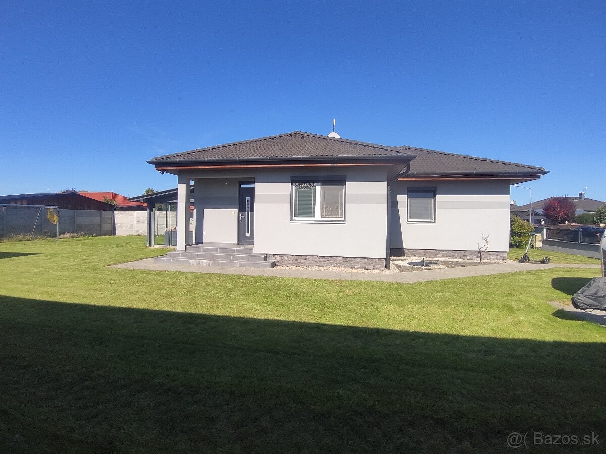 4 - izbový rodinný dom, veľký pozemok 583 m², garáž, Rajka