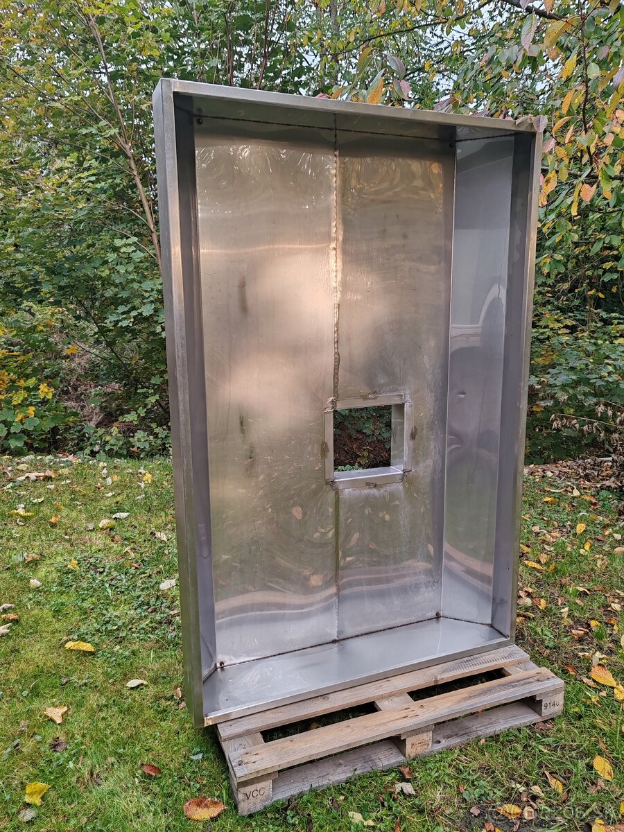 Nerezový digestor do priestoru