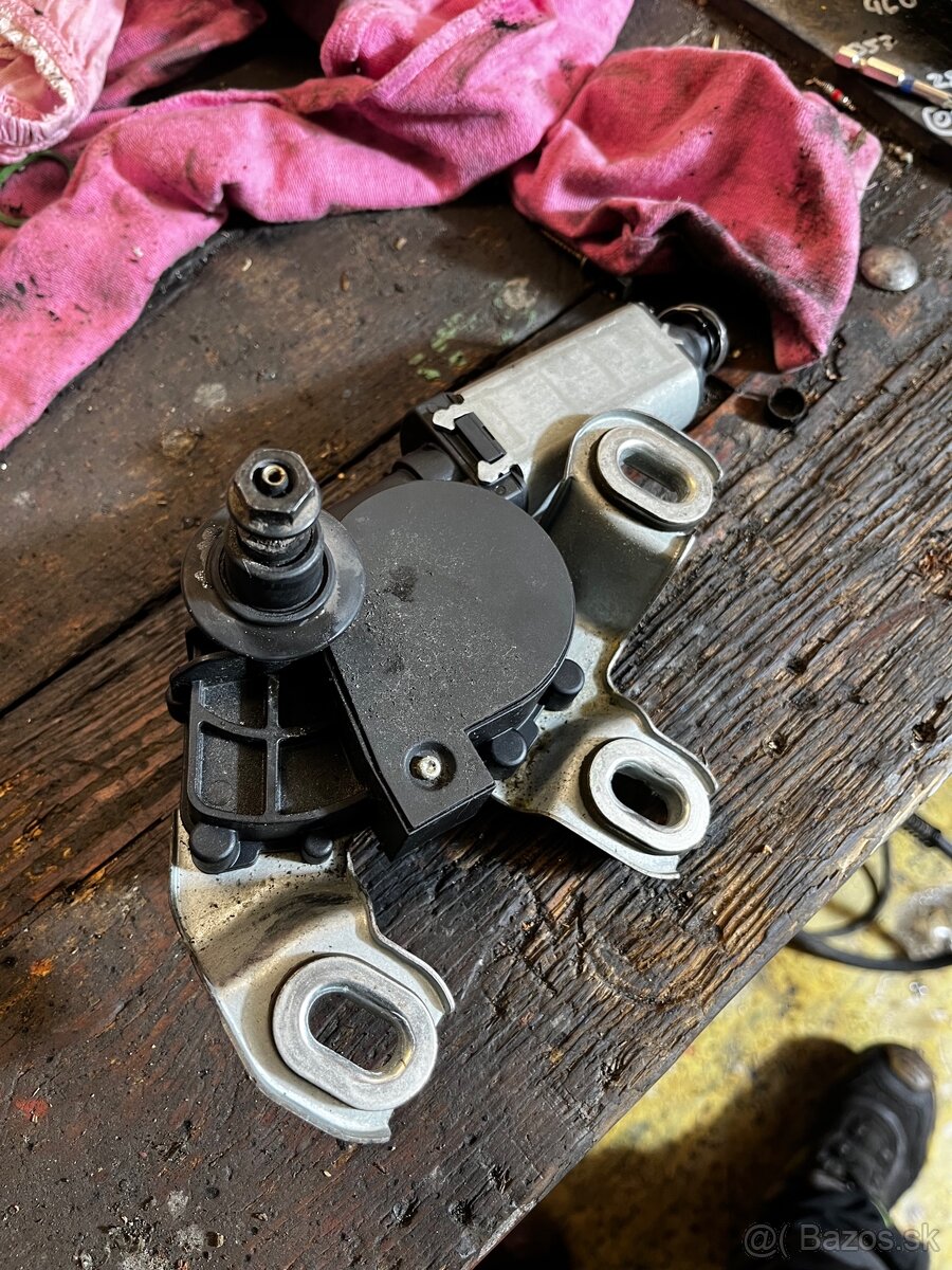 Motorcek zadneho stieraca octavia 2