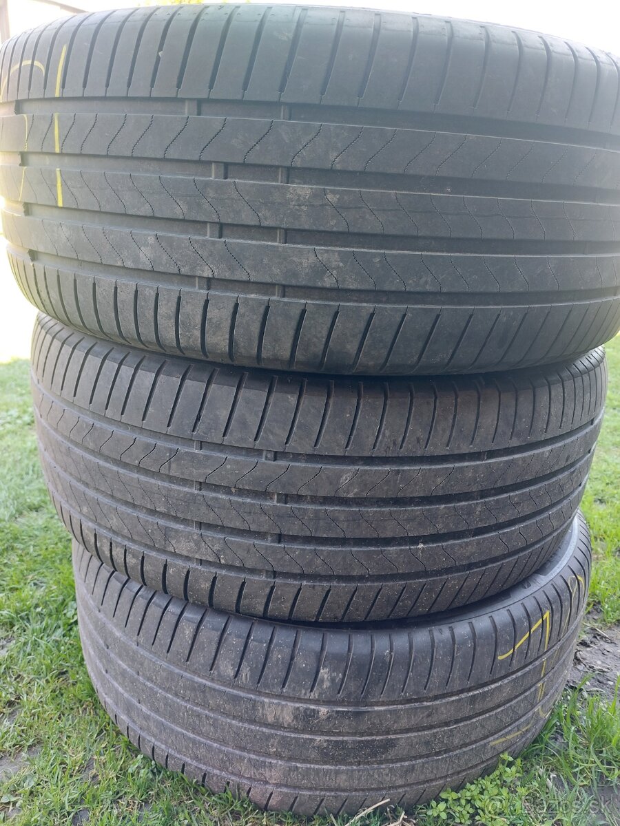 275/45r21