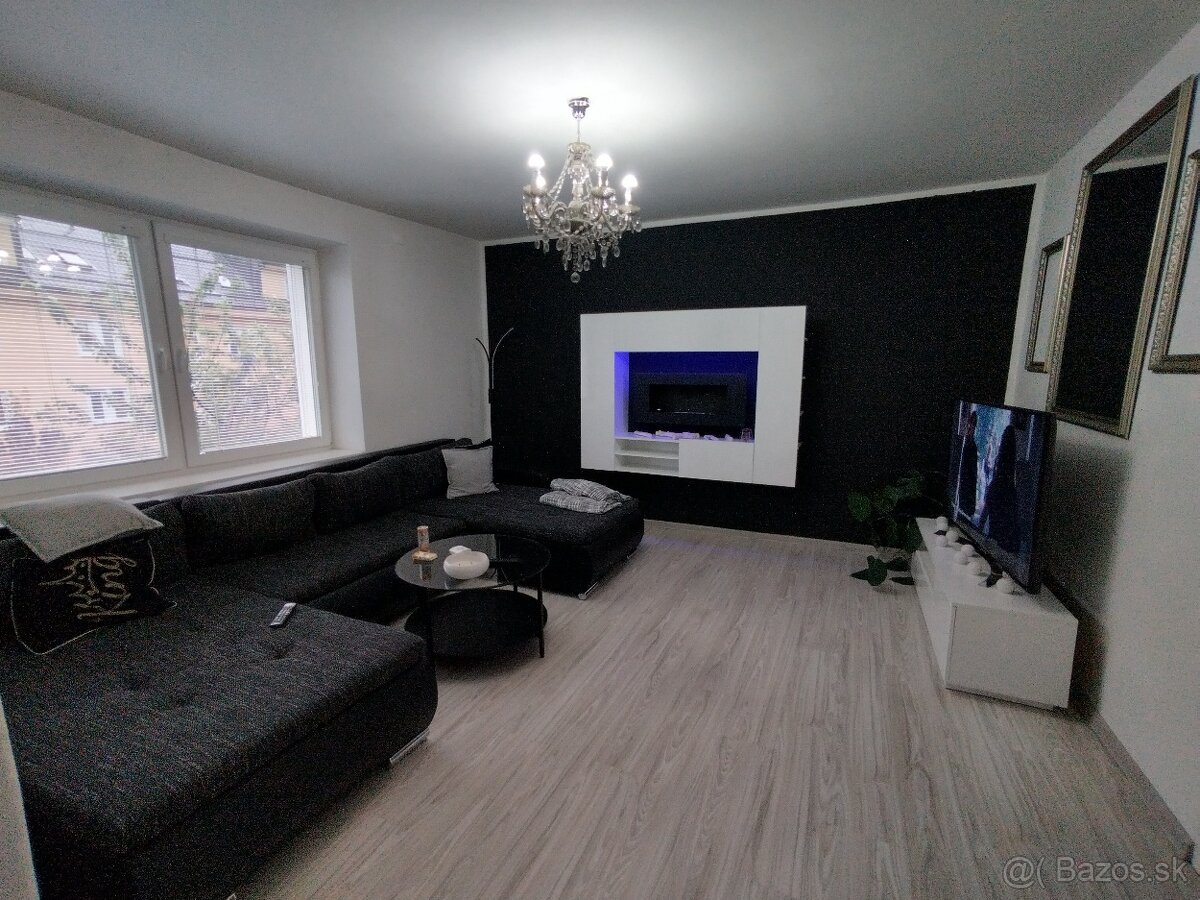 Závesná vitrína