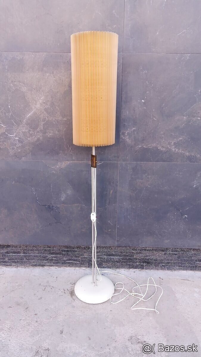 Retro stojaca lampa
