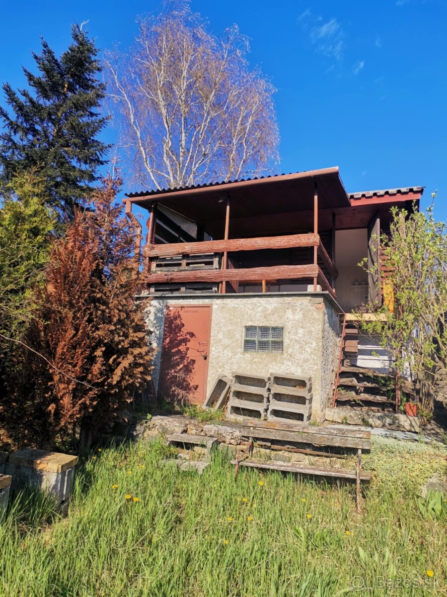 Zrubová chatka, fiľakovská cesta
