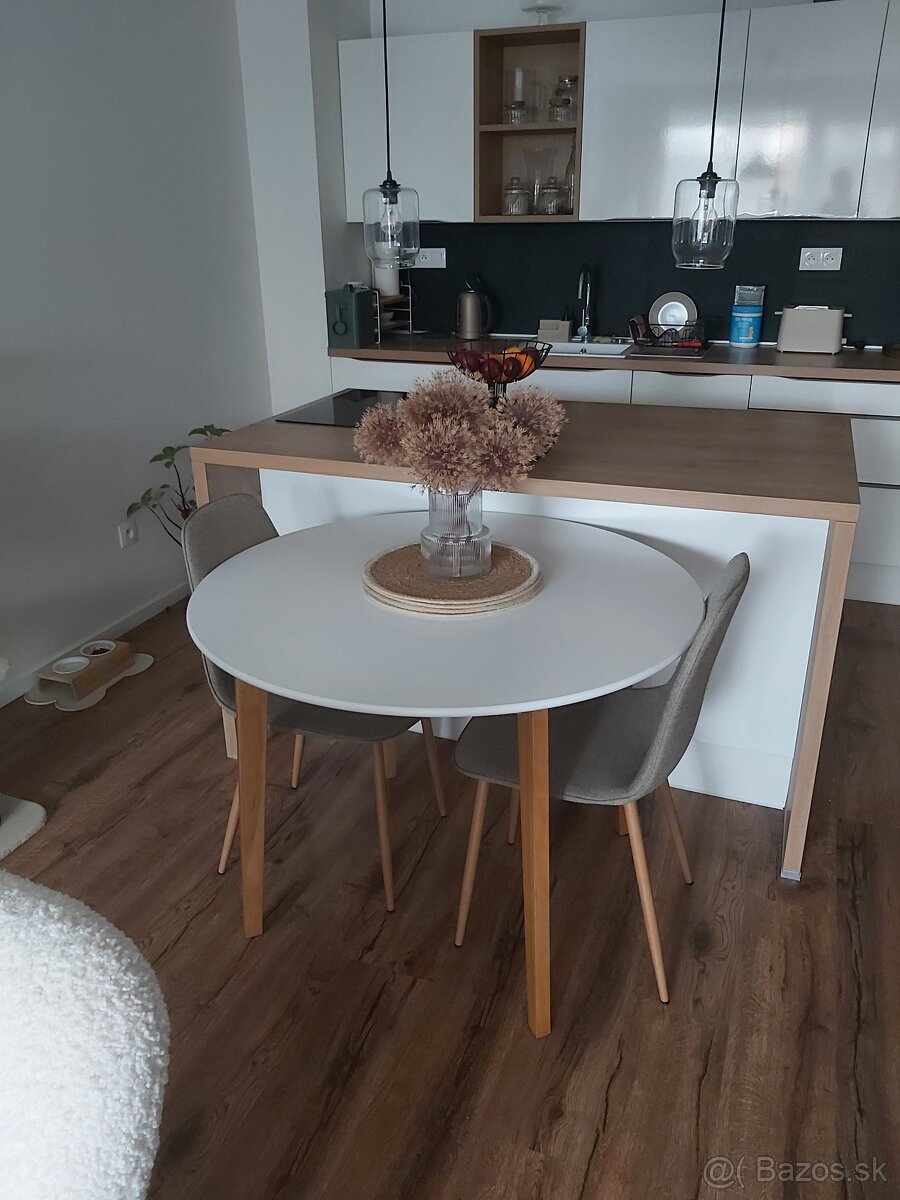 Jedálenský stôl a 2 stoličky
