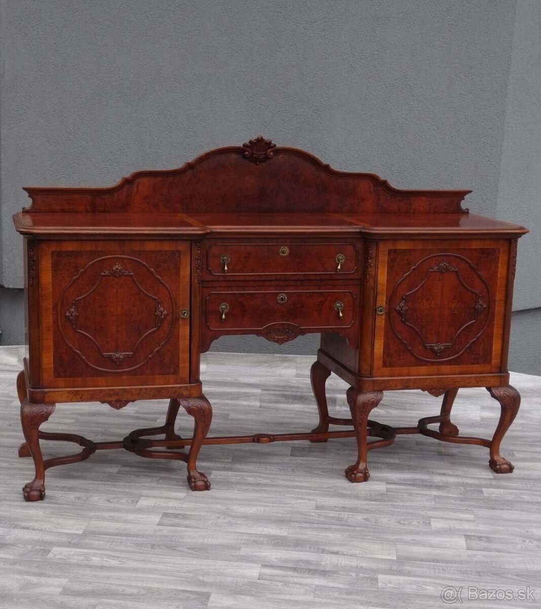 Komoda starožitná vyrezávaná.