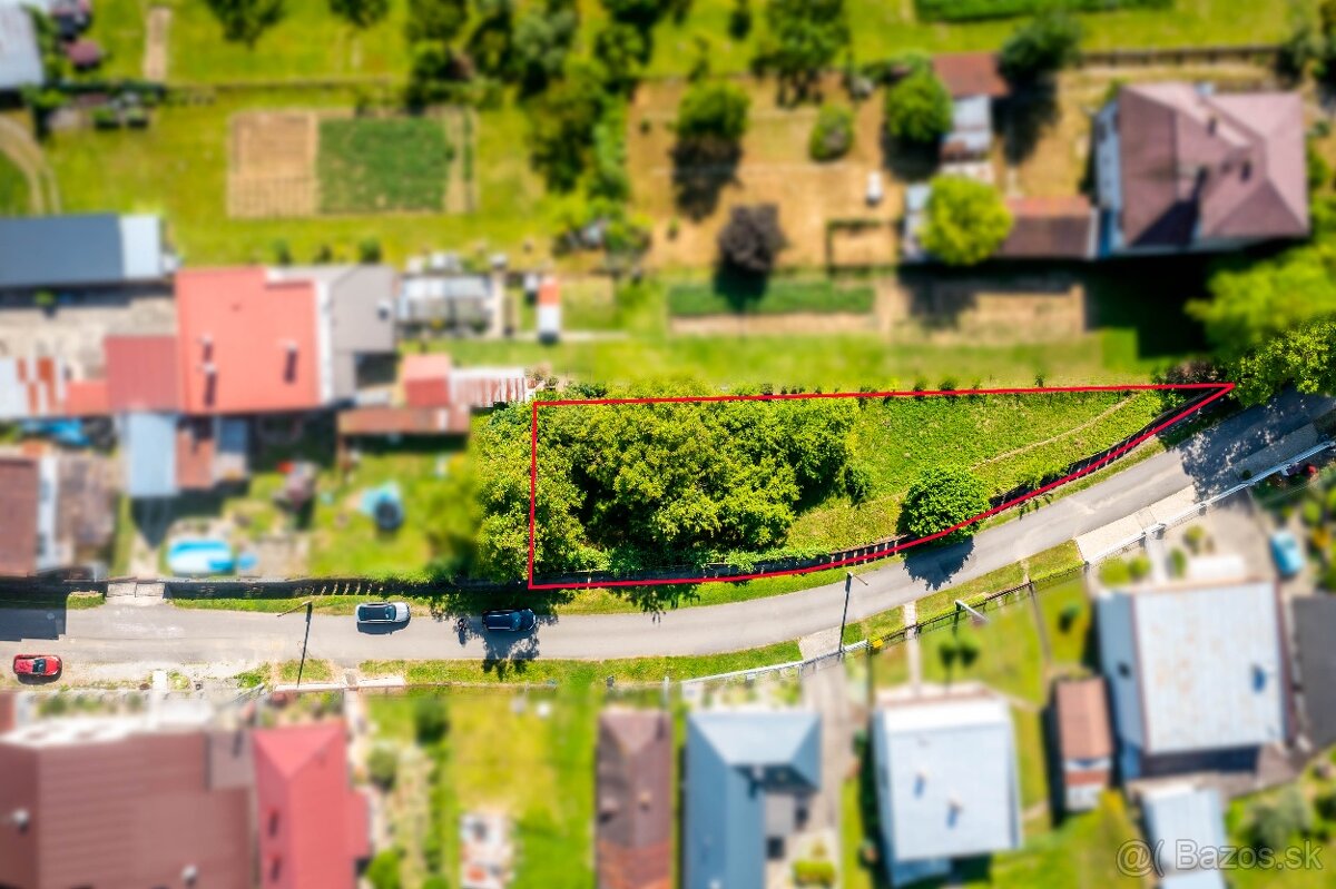 Ponúkame na predaj slnečný pozemok v tichej uličke