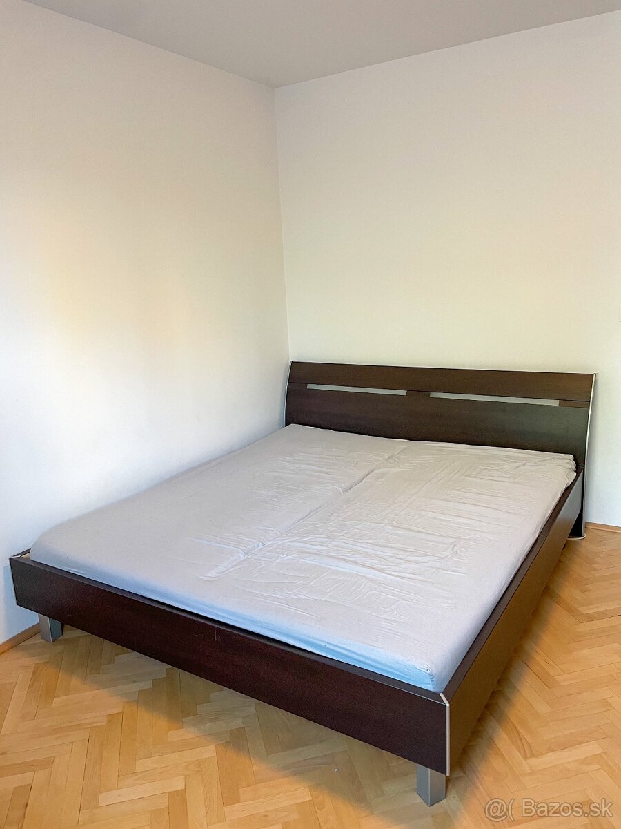 Pevná Manželská Posteľ