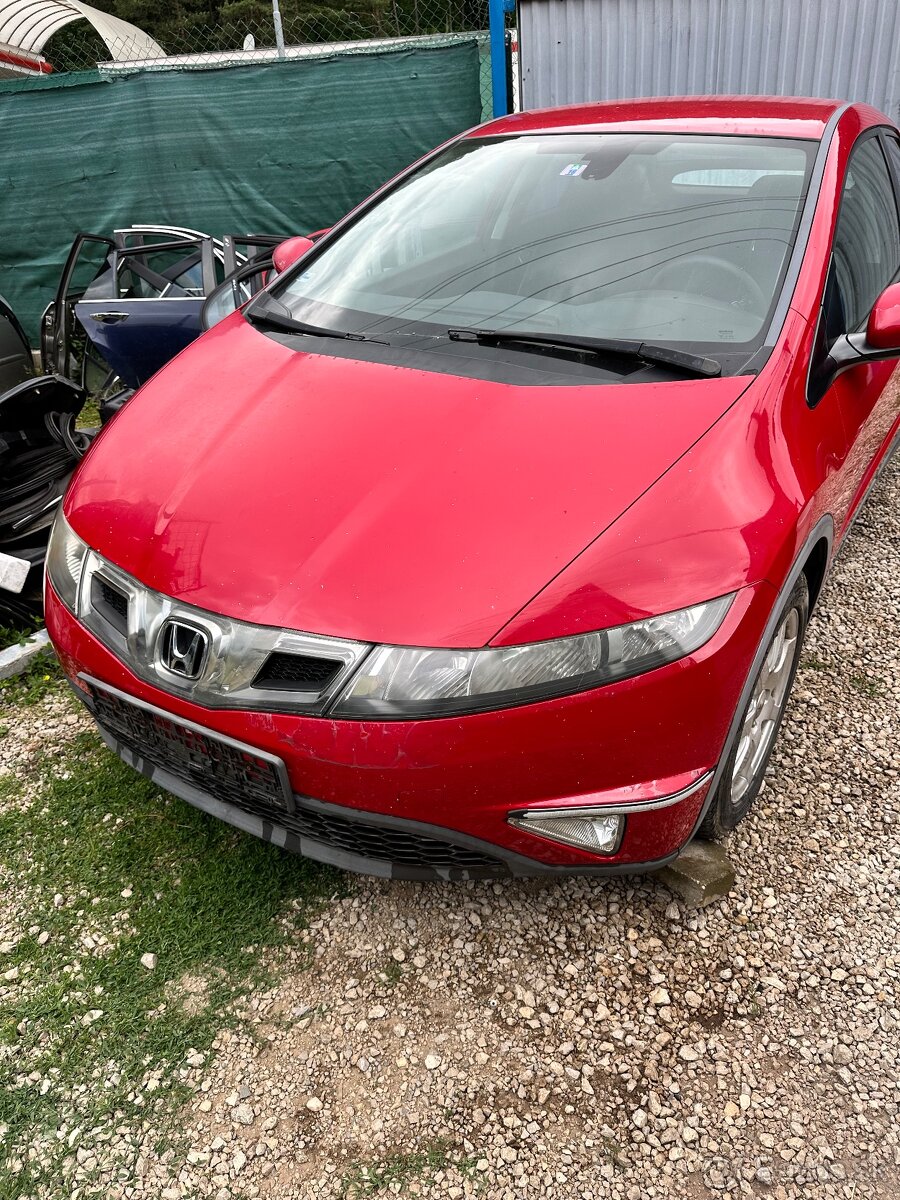 Predám dvere sklo Airbagy Kapota kufor Rádio Civic UFO 2008