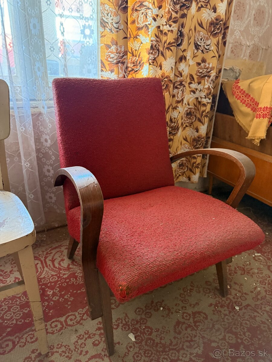 staré retro kreslá