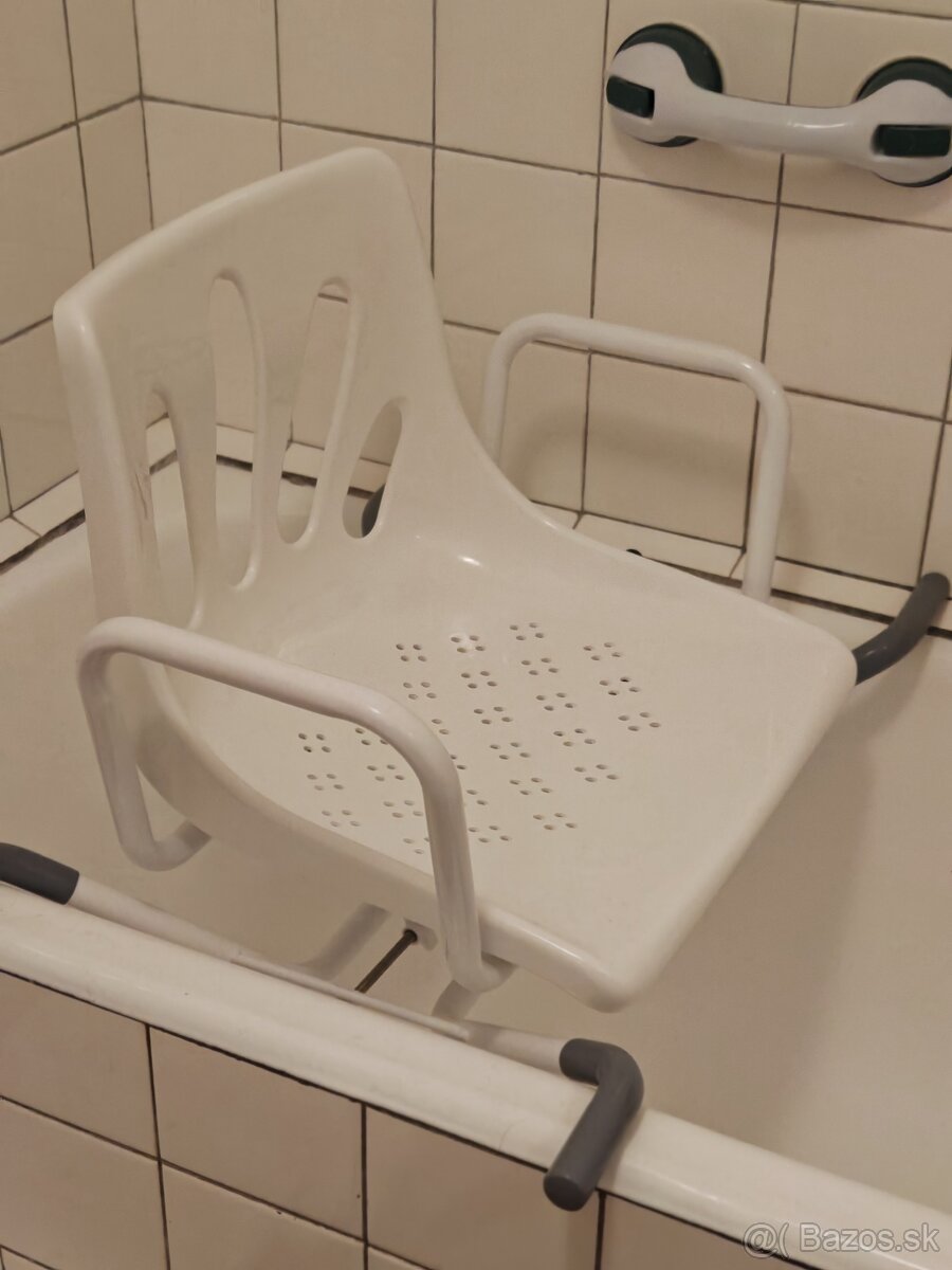 Otočná stolička na vaňu a schodíky